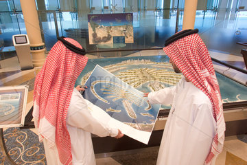 Dubai  Zwei Maenner besichtigen ein Modell der Palm Jebel Ali