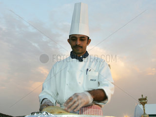 Dubai  ein Koch bereitet Speisen zu