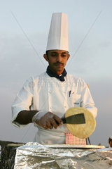Dubai  ein Koch bereitet Speisen zu