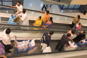 Dubai  Menschen auf einer Rolltreppe in einem Shoppingcenter