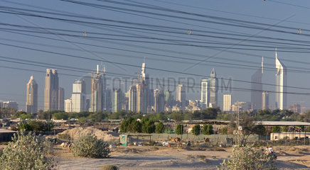 Dubai  Energiebedarf - die Skyline der Stadt und Stromkabel