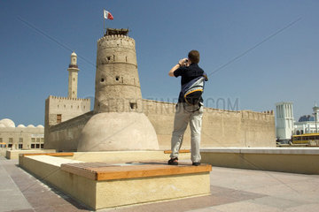 Dubai  ein Tourist macht ein Foto im Al-Fahidi-Fort
