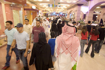 Dubai  Menschen in einem Shoppingcenter