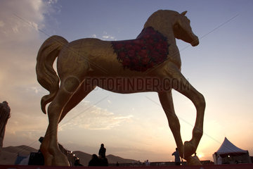 Dubai  eine Pferdeskulptur im Abendlicht