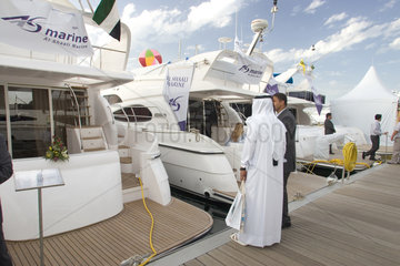 Dubai  Bootsmesse - ein Mann sieht sich eine Yacht an