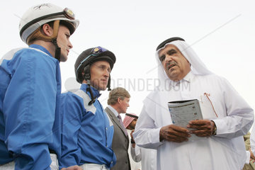 Dubai  Scheich Hamdan Bin Rashid Al Maktoum im Gespraech mit seinen Jockeys