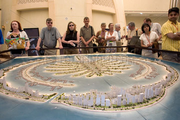 Dubai  Touristen besichtigen ein Modell der Palm Jebel Ali