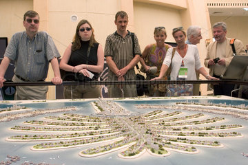 Dubai  Touristen besichtigen ein Modell der Palm Jebel Ali