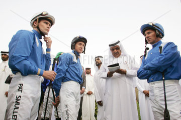 Dubai  Scheich Hamdan Bin Rashid Al Maktoum im Gespraech mit seinen Jockeys
