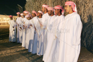Dubai  traditioneller Tanz bei einem Fest in der Wueste