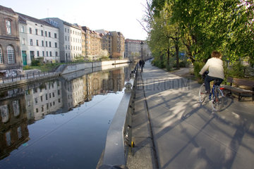 Berlin  Fahrradfahrerin an der Fischerinsel und dem Spreekanal