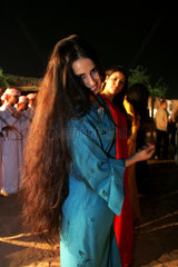 Dubai  Traditioneller Tanz bei einem Fest in der Wueste