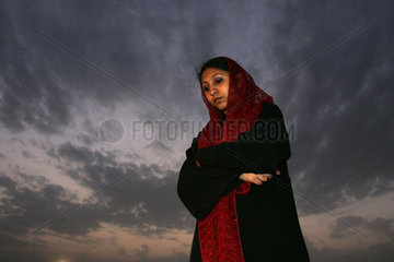 Dubai  eine Frau im Abendlicht