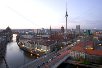 Berlin  Stadtpanorama mit Fernsehturm in Berlin-Mitte
