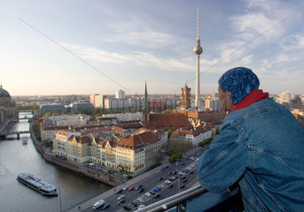 Berlin  ein Mann blickt auf das Zentrum in Berlin-Mitte