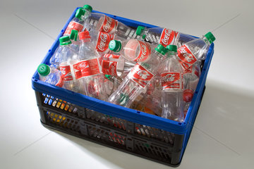 Symbolfoto  Getraenkeflaschen in einer Kiste