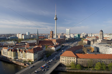 Berlin  Stadtpanorama mit Fernsehturm in Berlin-Mitte