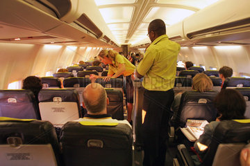 Muenchen  Passagiere und Personal in einem Flugzeug