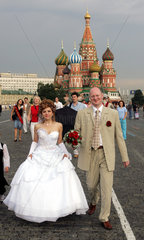 Moskau  ein Brautpaar geht ueber den Roten Platz