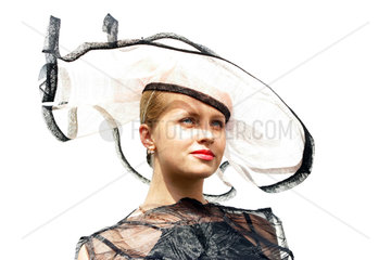 Moskau  eine Frau mit Hut auf der Galopprennbahn