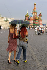 Moskau  zwei junge Frauen gehen ueber den roten Platz