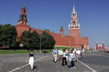 Moskau  Touristen auf dem Roten Platz. Im Hintergrund der Erloeser-Torturm