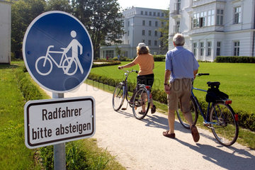 Heiligendamm  Schild Radfahrer bitte absteigen