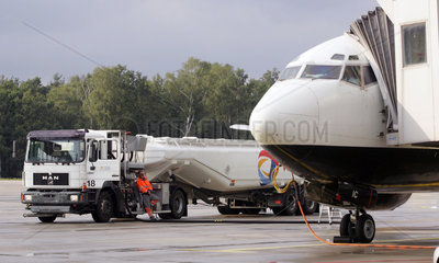 Koeln  ein Flugzeug auf dem Flughafen Koeln-Bonn wird aufgetankt