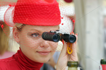 Moskau  eine Frau mit Hut sieht durch ein Fernglas