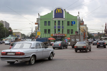 Moskau  Strassenverkehr in Moskau. Im Hintergrund eine Filiale von McDonalds