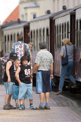 Bad Doberan  Reisende stehen an der Baederbahn Molli am Bahnhof Stadtmitte