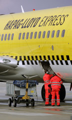 Koeln  Maschine der Airline Hapag Lloyd Express auf dem Flughafen Koeln-Bonn wird beladen