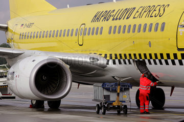 Koeln  Maschine der Airline Hapag Lloyd Express auf dem Flughafen Koeln-Bonn wird beladen