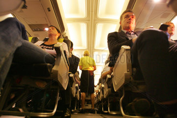 Muenchen  Menschen in einem Flugzeug