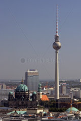 Berlin  Stadtansicht  Fernsehturm und Alexanderplatz mit Dom und Park Inn Hotel