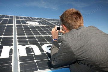 Hamburg  Mann fotografiert eine Solaranlage