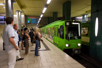 Hannover  Fahrgaeste warten auf die Einfahrt der U-Bahn