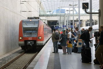 Koeln  Reisende auf dem Bahnsteig am Flughafen Koeln-Bonn
