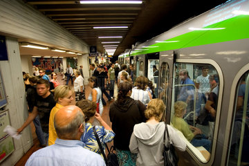Hannover  Fahrgaeste beim Einstieg in die U-Bahn
