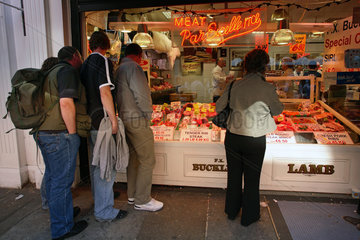 Dublin  Menschen vor dem Schaufenster einer Fleischerei