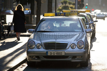 Dublin  Taxifahrer warten auf Kundschaft