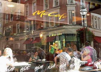 Dublin  Menschen sitzen in einem McCafe