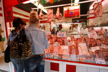 Dublin  Frauen vor dem Schaufenster einer Fleischerei