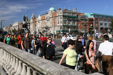 Dublin  Passanten laufen ueber die O Connell Bruecke