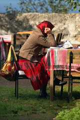 Trabzon  tuerkische Frau liest eine Zeitung