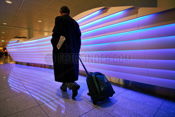 Muenchen  Reisender in einem Gang des Flughafen Franz Josef Strauss