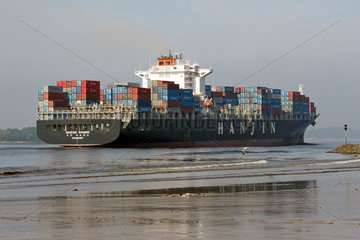 Hamburg  ein Containerschiff der Reederei Hanjin auf der Elbe noerdlich der Stadt