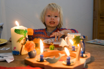 Berlin  ein kleiner Junge an seinem Geburtstagstisch