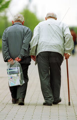 Zwei Senioren laufen auf der Strasse