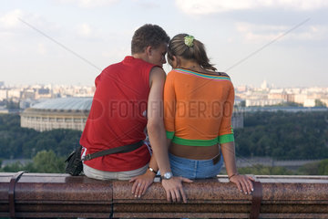 Moskau  ein Liebespaar sitzt auf einer Mauer